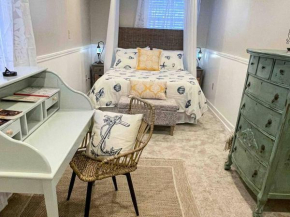 Crow's Nest - Private Guest Apt Near Bike Trail/3.7 mi to Beach